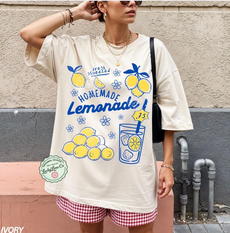 Comfort Colors® レモネードシャツ、レモンTシャツ、トレンドのサマーシャツ、アマルフィ海岸、イタリアの夏、バケーショングラフィックTシャツ、キュートなレモンシャツ Ivory