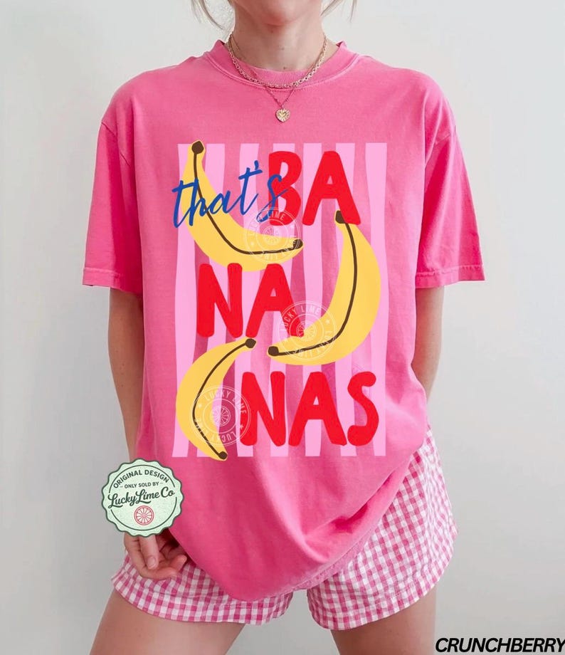 Puede incluir: Una taza de cer&aacute;mica blanca con un asa negra y el texto "But First, Coffee" en un estilo manuscrito. La taza est&aacute; sobre una superficie blanca. La taza mide 10 cm de alto.