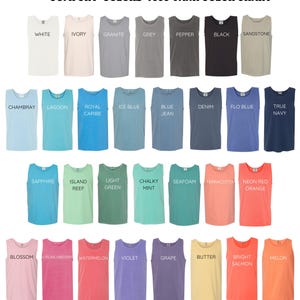 Op de afbeelding: Kleurenkaart van Comfort Colors 9360 tanktops. De kaart toont een verscheidenheid aan kleuren, waaronder wit, ivoor, graniet, grijs, peper, zwart, zandsteen, chambray, lagune, royal caribe, ijsblauw, blue jean, denim, flo blue, marineblauw, saffier, eilandrif, lichtgroen, krijtachtige munt, zeeschuim, terracotta, neonrood oranje, bloesem, crunchberry, watermeloen, violet, druif, boter, heldere zalm en meloen.