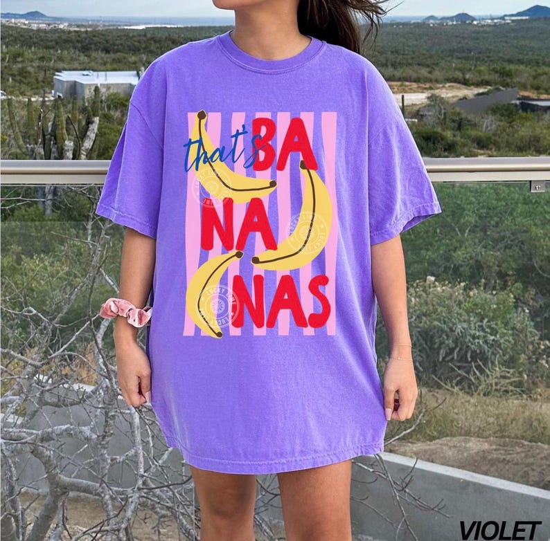 Camiseta "That's Bananas", camiseta de frutas de verano, camiseta con juego de palabras sobre comida, camiseta gráfica retro, camiseta gráfica de plátano, camiseta de verano de moda, Comfort Colors® Violet