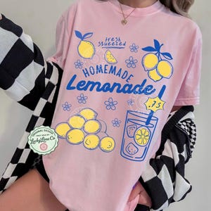 Comfort Colors® レモネードシャツ、レモンTシャツ、トレンドのサマーシャツ、アマルフィ海岸、イタリアの夏、バケーショングラフィックTシャツ、キュートなレモンシャツ Blossom