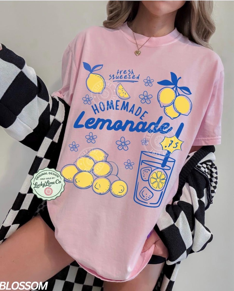 Comfort Colors® レモネードシャツ、レモンTシャツ、トレンドのサマーシャツ、アマルフィ海岸、イタリアの夏、バケーショングラフィックTシャツ、キュートなレモンシャツ Blossom