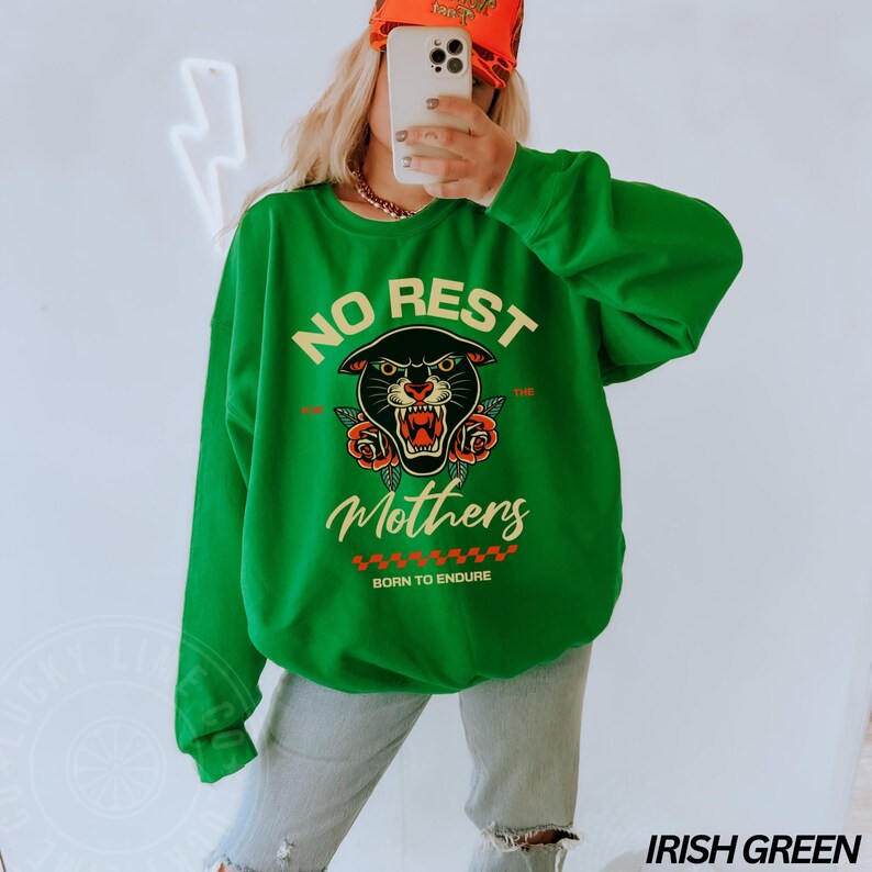 Geen rust voor de moeders-sweater, mama-sweater, moederschap shirt, coole moeders club, retro tijger shirt, rock mom shirt, grappige moeder trui Irish Green