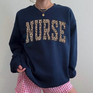 Sudadera de enfermera con estampado de leopardo, camiseta de enfermera, camiseta de enfermera bonita, camiseta de enfermera, sudadera con capucha de enfermera, sudadera de escuela de enfermería, sudadera de enfermera titulada Navy