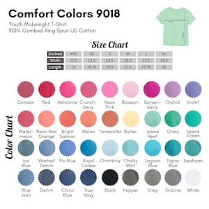 Op de afbeelding: Een kleurenkaart voor Comfort Colors 9018 jeugd midweight t-shirts. De kaart toont 36 verschillende kleuren, waaronder rood, blauw, groen en roze. De kaart bevat ook een maattabel met maten in inches voor XXS, XS, S, M, L en XL.