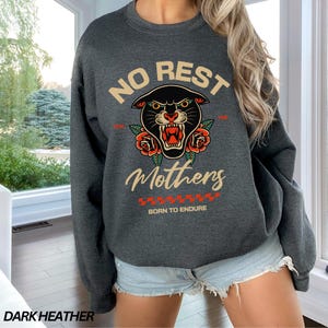 Geen rust voor de moeders-sweater, mama-sweater, moederschap shirt, coole moeders club, retro tijger shirt, rock mom shirt, grappige moeder trui Dark Heather