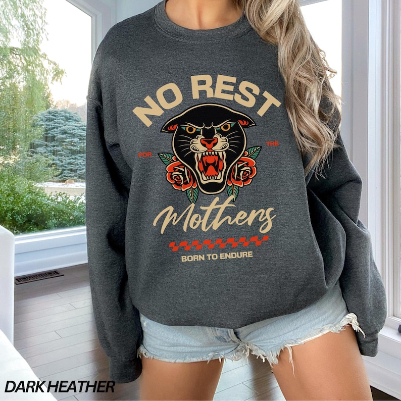 Geen rust voor de moeders-sweater, mama-sweater, moederschap shirt, coole moeders club, retro tijger shirt, rock mom shirt, grappige moeder trui Dark Heather