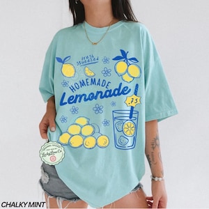 Comfort Colors® レモネードシャツ、レモンTシャツ、トレンドのサマーシャツ、アマルフィ海岸、イタリアの夏、バケーショングラフィックTシャツ、キュートなレモンシャツ Chalky Mint