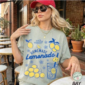 Comfort Colors® レモネードシャツ、レモンTシャツ、トレンドのサマーシャツ、アマルフィ海岸、イタリアの夏、バケーショングラフィックTシャツ、キュートなレモンシャツ Bay
