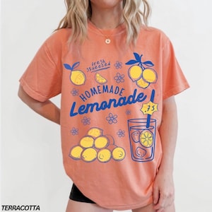 Comfort Colors® レモネードシャツ、レモンTシャツ、トレンドのサマーシャツ、アマルフィ海岸、イタリアの夏、バケーショングラフィックTシャツ、キュートなレモンシャツ Terracotta