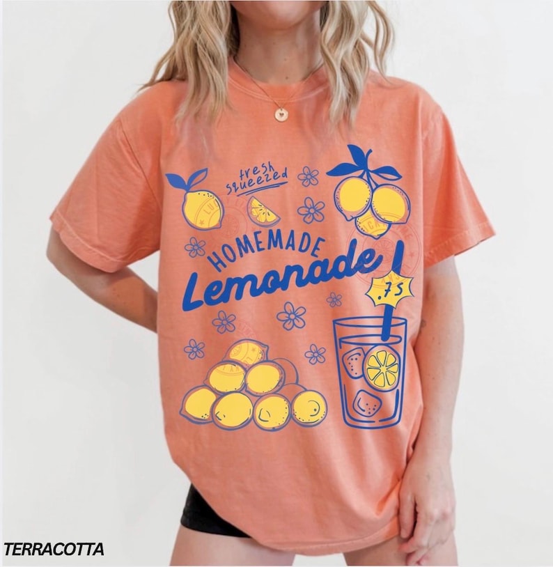 Comfort Colors® レモネードシャツ、レモンTシャツ、トレンドのサマーシャツ、アマルフィ海岸、イタリアの夏、バケーショングラフィックTシャツ、キュートなレモンシャツ Terracotta