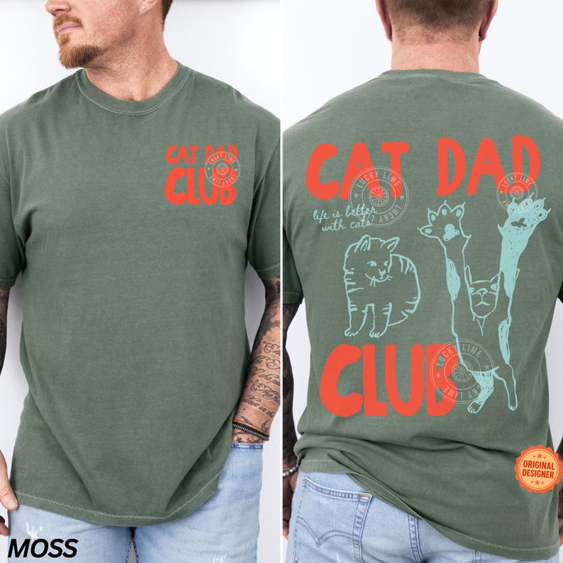 Peut inclure: T-shirt vert mousse avec l'inscription "CAT DAD CLUB" en rouge &agrave; l'avant et &agrave; l'arri&egrave;re. Le dos pr&eacute;sente &eacute;galement des illustrations de chats et l'expression "life is better with cats" en turquoise. Un tee-shirt d&eacute;contract&eacute; et confortable.