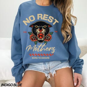 Geen rust voor de moeders-sweater, mama-sweater, moederschap shirt, coole moeders club, retro tijger shirt, rock mom shirt, grappige moeder trui Indigo Blue