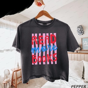Lesen Sie mehr Bücher Shirt, abgeschnittenes T-Shirt, Bücherwurm-Shirt Comfort Colors® Womens Boxy Tee Pepper
