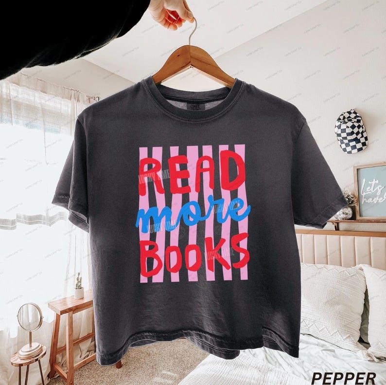 Lesen Sie mehr Bücher Shirt, abgeschnittenes T-Shirt, Bücherwurm-Shirt Comfort Colors® Womens Boxy Tee Pepper