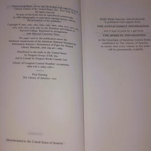 K&ouml;nnte beinhalten: Eine Seite aus einem Buch mit Text &uuml;ber die Ver&ouml;ffentlichung der ausgew&auml;hlten Tageb&uuml;cher von Ralph Waldo Emerson. Der Text erw&auml;hnt die Gould Family Foundation und die Berkley Foundation, die die Ver&ouml;ffentlichung unterst&uuml;tzen.