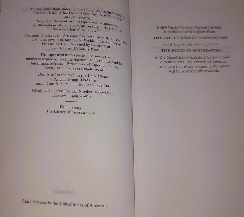 K&ouml;nnte beinhalten: Eine Seite aus einem Buch mit Text &uuml;ber die Ver&ouml;ffentlichung der ausgew&auml;hlten Tageb&uuml;cher von Ralph Waldo Emerson. Der Text erw&auml;hnt die Gould Family Foundation und die Berkley Foundation, die die Ver&ouml;ffentlichung unterst&uuml;tzen.