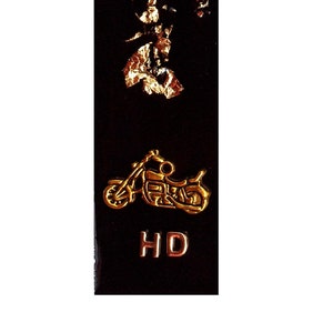 Caja de mezuzá moderna. Motocicleta de bronce, oro de 14 quilates y letra Shin.