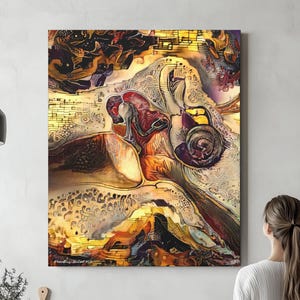 Può includere: Dipinto astratto con forme e colori vorticosi in tonalità oro, marrone, rosso e viola. Il dipinto presenta una grande forma organica che ricorda una conchiglia di lumaca.