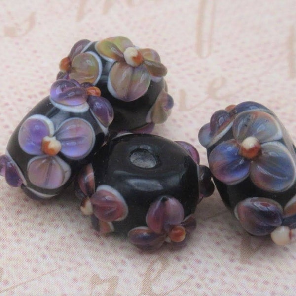 Fleur mauve, perles de verre au chalumeau, lavande et rondelle faite main noir doré, floral violet africain, perles faites main (2 ou 10 perles)