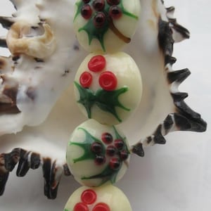 Red Holly Christmas Lampwork Glass Beads, Round Disc Xmas, Cream & Green Holiday, Handmade Glass Beads (2)