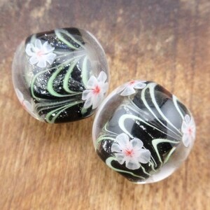 Cuentas de vidrio soplado con forma de flor, flor blanca, espirales de cinta verde y purpurina plateada sobre cuentas florales redondas negras hechas a mano (2)