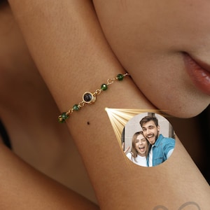 Personalisiertes Armband mit Fotoprojektion Personalisiertes Armband mit Kette in Farben Handgemachter Schmuck für Weihnachten Bild 1