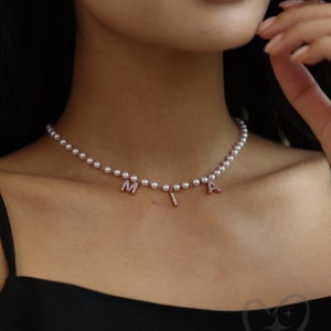 Personalisierte Pave Buchstabenhalskette mit Perlenkette, kundenspezifische Diamantnamenhalskette, Jahrestagsgeschenke, Geburtstagsgeschenke, Weihnachtsgeschenk für Sie