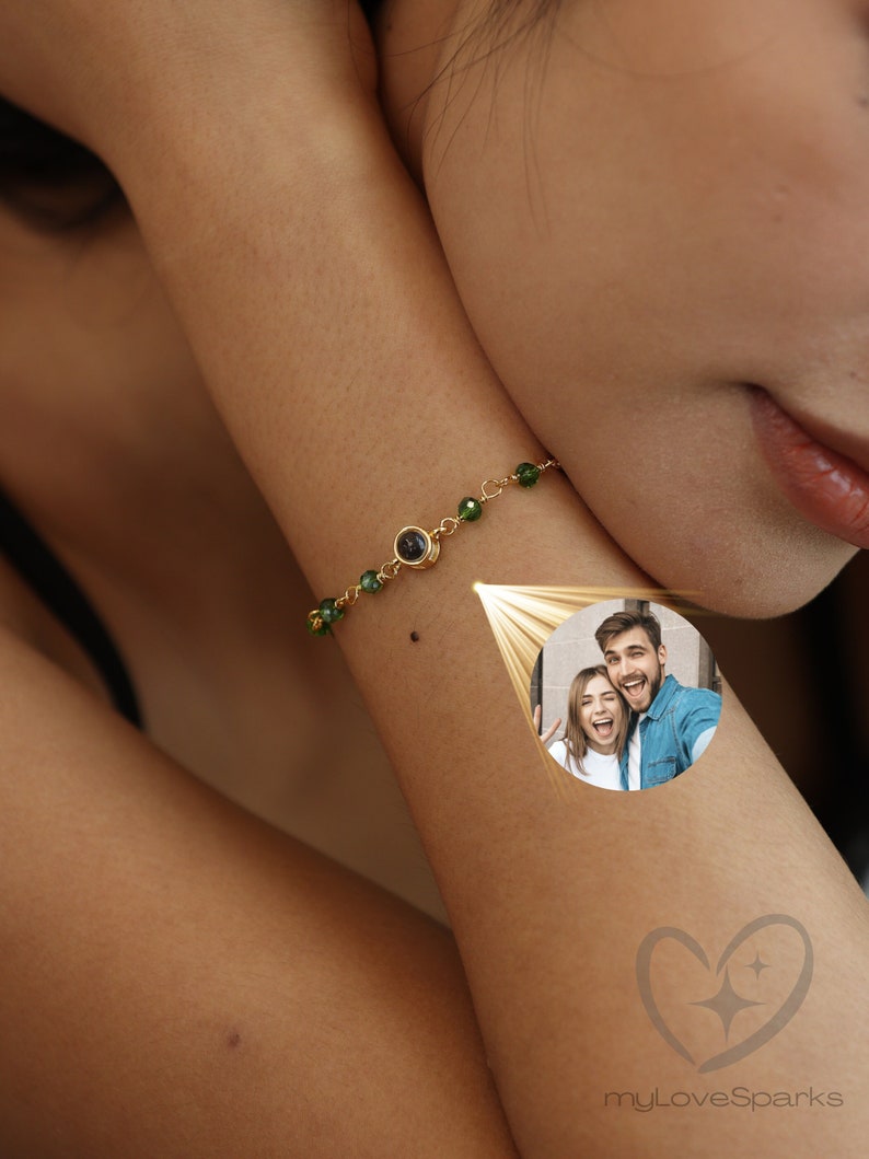 Personalisiertes Armband mit Fotoprojektion Personalisiertes Armband mit Kette in Farben Handgemachter Schmuck für Weihnachten Bild 1