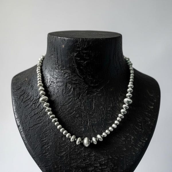 Graduated Western Sterling Silver Beaded Necklace. Native American Jewelry (A3)