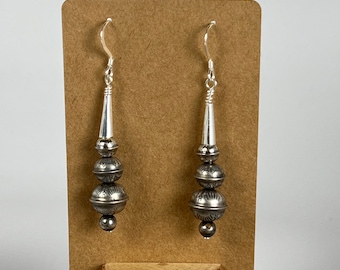 Navajo Kegelgeprägte Perlenohrringe. Navajo-Perlenohrringe. Ohrringe aus Sterlingsilber