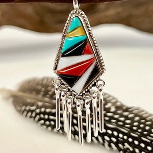 Collar vintage Zuni con colgante de plata de ley con incrustaciones de múltiples piedras (40,6 cm)