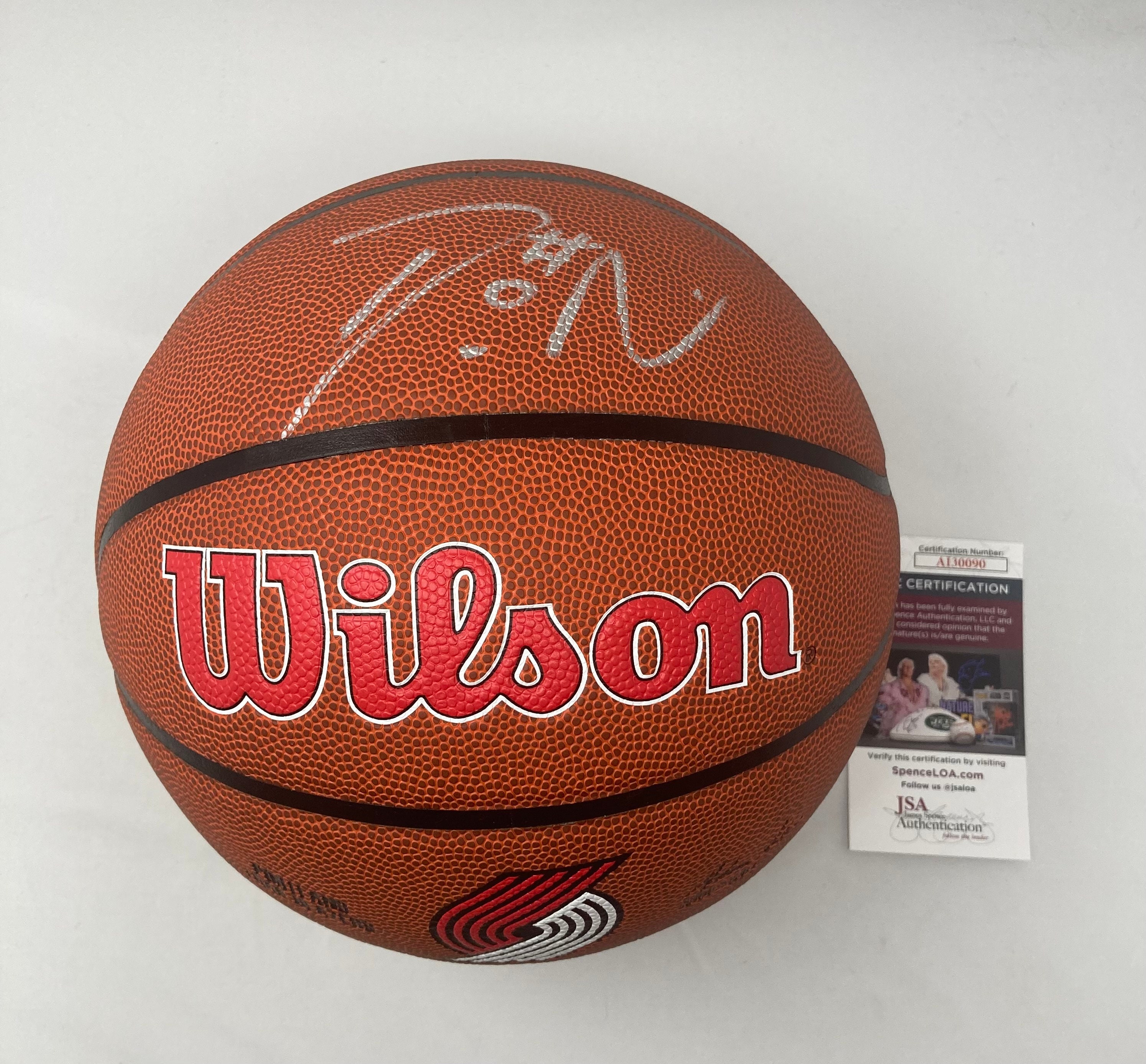 nba サイン入り リラード デイミアン・リラードがウィルソンNBAロゴにサイン ポートランド