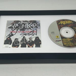 Puede incluir: Una pantalla enmarcada en negro con un CD firmado de Anthrax "Attack of the Killer B's" y una caja de CD con el logotipo de la banda.