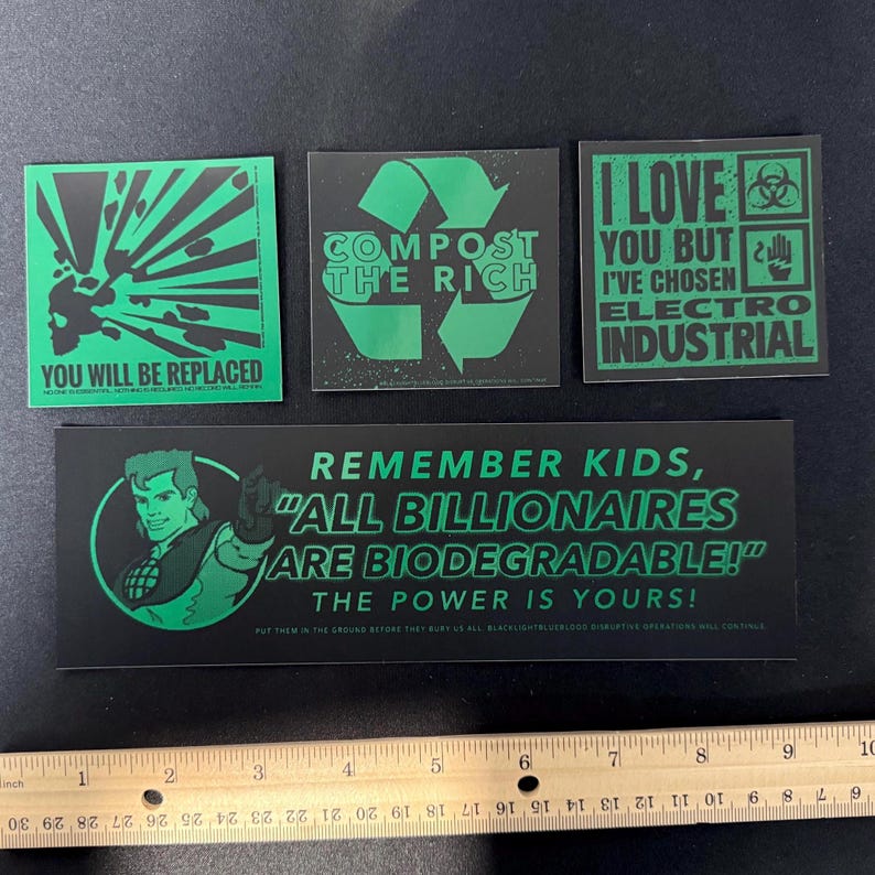 Puede incluir: Un conjunto de pegatinas negras y verdes con varios lemas. Una pegatina dice "YOU WILL BE REPLACED", otra dice "COMPOST THE RICH", y una tercera dice "I LOVE YOU BUT I'VE CHOSEN ELECTRO INDUSTRIAL". Una pegatina m&aacute;s larga dice "REMEMBER KIDS, 'ALL BILLIONAIRES ARE BIODEGRADABLE!'"