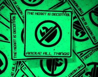 El corazón es engañoso por encima de todas las cosas. Pegatina de vinilo que brilla en la oscuridad: pegatina cybergoth cyberpunk para parachoques.