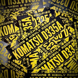 Puede incluir: Un conjunto de pegatinas negras y amarillas. Las pegatinas presentan el texto "KOMATSU D335A" y "I'd rather be driving a highly modified". El dise&ntilde;o tiene un aspecto desgastado.