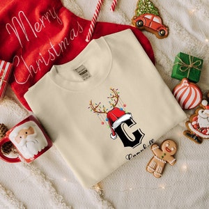 Moletom com inicial personalizada de Natal, suéter com nome personalizado impresso, suéter de gola redonda com chifres de rena de Natal, traje de família para noite de Natal