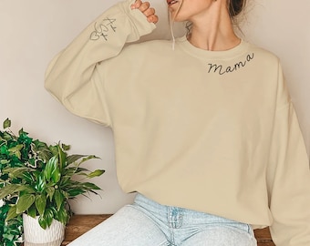 Sweatshirt ras du cou personnalisé pour maman, pull imprimé nom d'enfant personnalisé sur la manche, pull de Noël pour maman, cadeaux d'anniversaire pour grand-mère