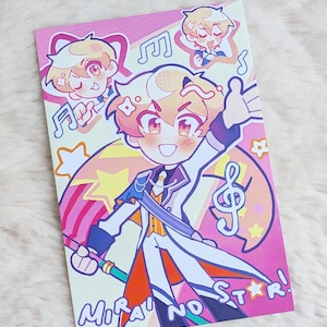 Puede incluir: Una impresión artística rectangular con una colorida ilustración estilo anime de un personaje con traje blanco y naranja con capa. El personaje está rodeado de notas musicales, estrellas y retratos más pequeños con el texto MIRAI NO STAR!