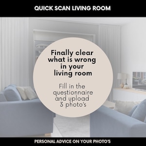 Op de afbeelding: Afbeelding van een woonkamer met tekst: "Eindelijk duidelijk wat er mis is in uw woonkamer. Vul de vragenlijst in en upload 3 foto's." De tekst staat in een beige cirkel. Blauwe banken.