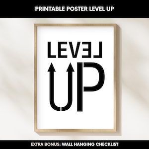 Könnte beinhalten: Ein gerahmter Wandkunstdruck mit den Worten "LEVEL UP" in Schwarz, wobei das "UP" durch einen Pfeil nach oben dargestellt wird. Der Druck befindet sich in einem hellen Holzrahmen und vor einem weißen Hintergrund. Die Worte "PRINTABLE POSTER LEVEL UP" stehen oben.