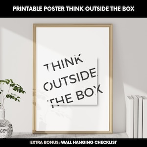 Puede incluir: Un póster imprimible con un marco dorado, que presenta el texto "THINK OUTSIDE THE BOX" en letras negras. El texto está dispuesto en diagonal, con las palabras "THINK" y "BOX" en la parte superior e inferior del póster, respectivamente.
