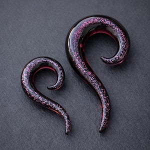 Fioletowy szklany kolczyk stożkowy – złota spirala, podwójna warstwa (para)