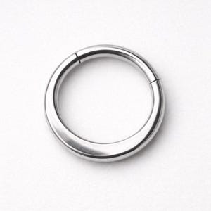 Puede incluir: Un letrero de madera rústica con el texto "Welcome to our home" en letras blancas. El letrero presenta un acabado envejecido y un diseño simple y acogedor, ideal para la decoración de la entrada.