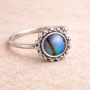 Puede incluir: Un juego de tres tazas de cerámica con un acabado mate moteado. Las tazas son en tonos crema, gris claro y gris oscuro. Cada taza tiene un diseño simple y minimalista, ideal para café o té.