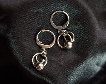 Pendientes minimalistas de malla gótica. Aros pequeños de malla.
