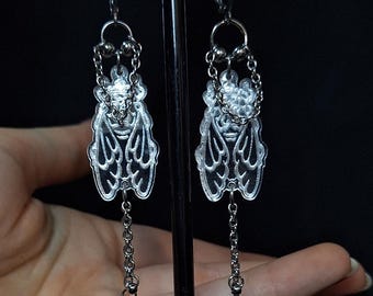 Pendientes de cigarra plateados. Joyería terrorífica para Halloween.