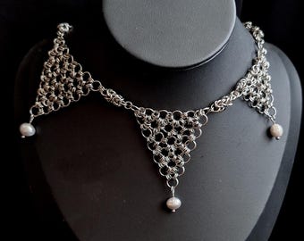 Collar de malla metálica de bufón. Acero inoxidable y perlas de agua dulce.