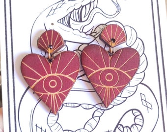 Pendientes colgantes con forma de corazón de la suerte: joyería gótica y mágica.